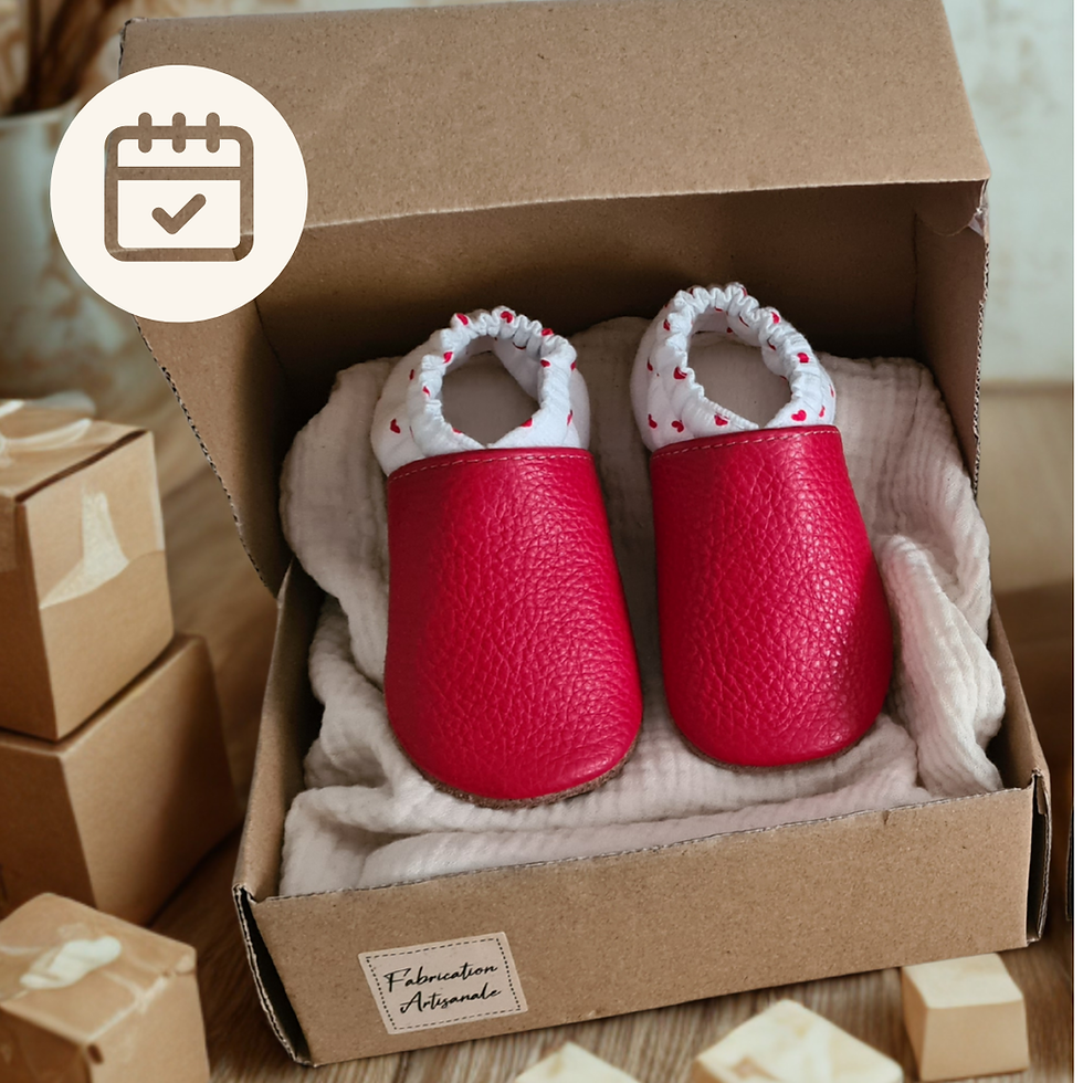 Abonnement Bébé – chaussons artisanaux rouge en boîte cartonnée sur bois.