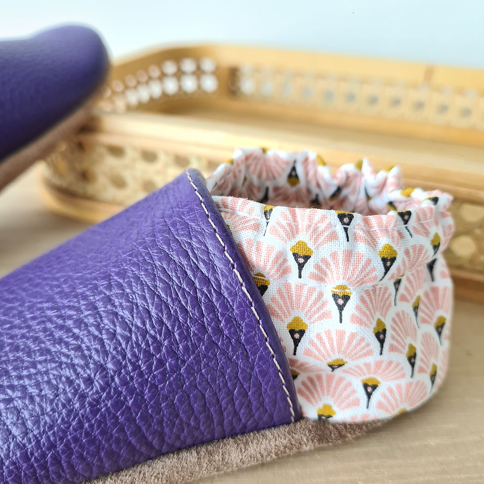 Miniature : Doublure douce et respirante en éponge de bambou pour un confort optimal dans les chaussons en cuir souple personnalisés.