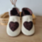 Chaussons cuir personnalisables bébé modèle cœur léopard vue de face