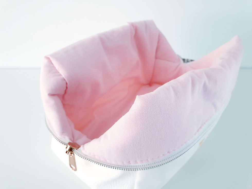 Miniature : Trousse de toilette bicolore personnalisée motif floral rose, prénom Izia brodé en doré.