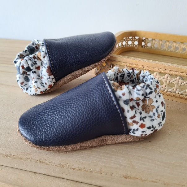 Chaussons cuir bleu marine et double gaze fleurie – modèle Fleurs d'Automne