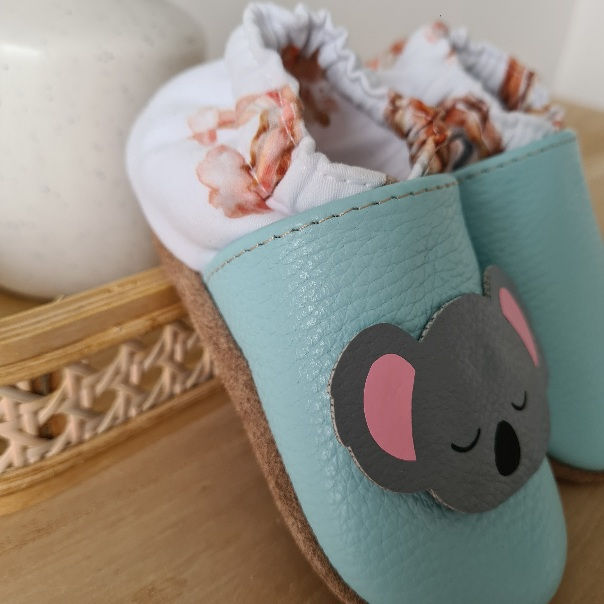 Miniature : Détail du motif koala cousu main sur chaussons personnalisés.