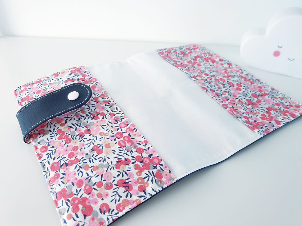 Miniature : Zoom fermeture bouton pression et broderie prénom sur protège carnet de santé personnalisé