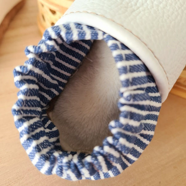 Miniature : Doublure douce et respirante en éponge de bambou pour un confort optimal dans les chaussons en cuir souple personnalisés.