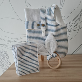 Accessoires artisanaux faits main : pochette, lingettes lavables et anneau de dentition en tissu