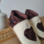 Chaussons cuir personnalisables beige avec cœur léopard cousu main