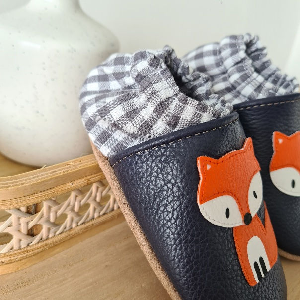 Miniature : Détail du cuir bleu marine et du motif renard vif, chaussons en cuir personnalisés pour bébé et enfant.