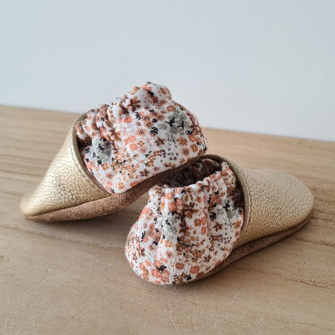 Miniature : Chaussons en cuir souple personnalisés avec élastique de maintien et finitions soignées.
