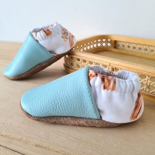 Chaussons en cuir souple personnalisés Arc en Ciel bleu pastel avec tissu imprimé arc-en-ciel, faits main.