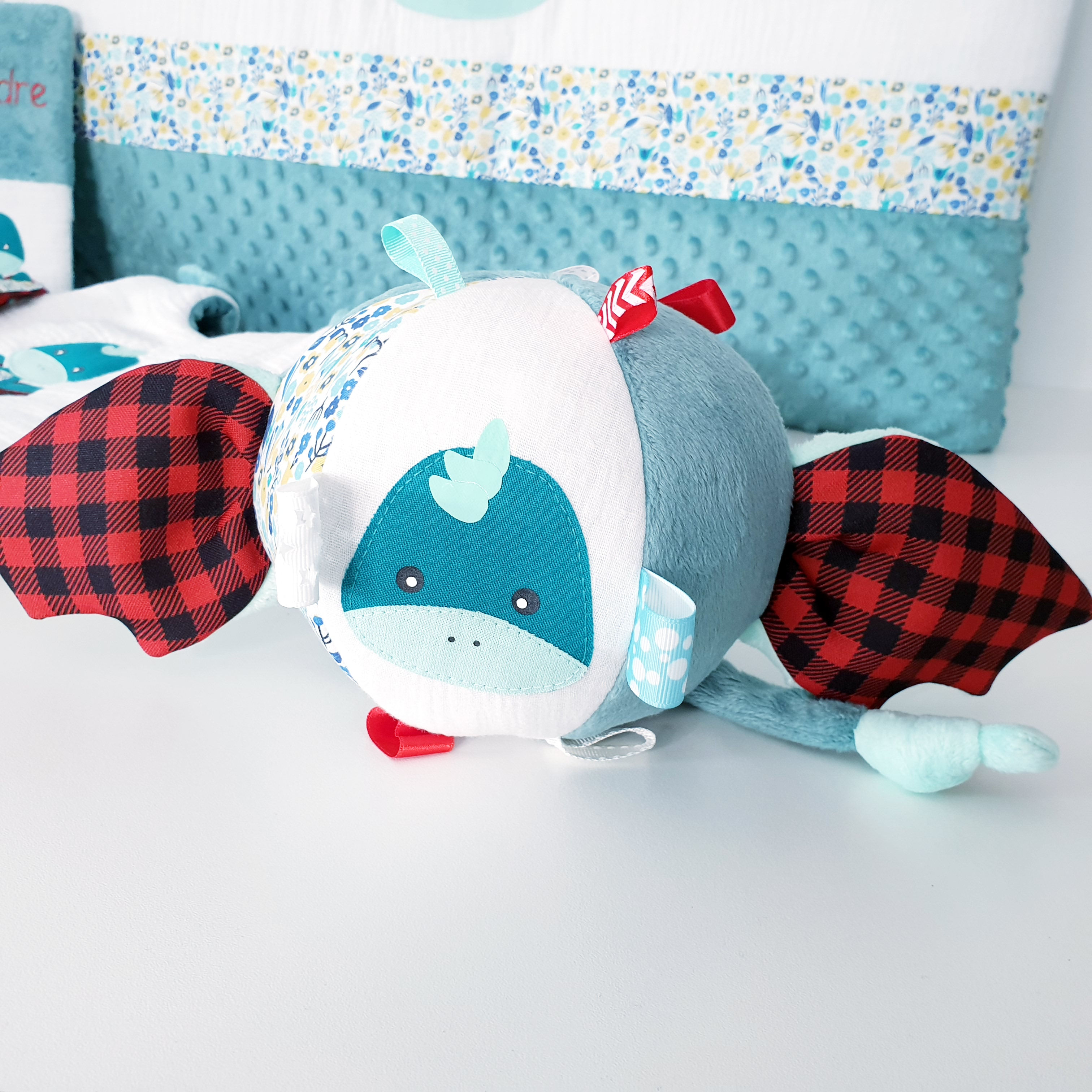 Balle étiquettes sensorielle personnalisée motif dragon – prénom brodé