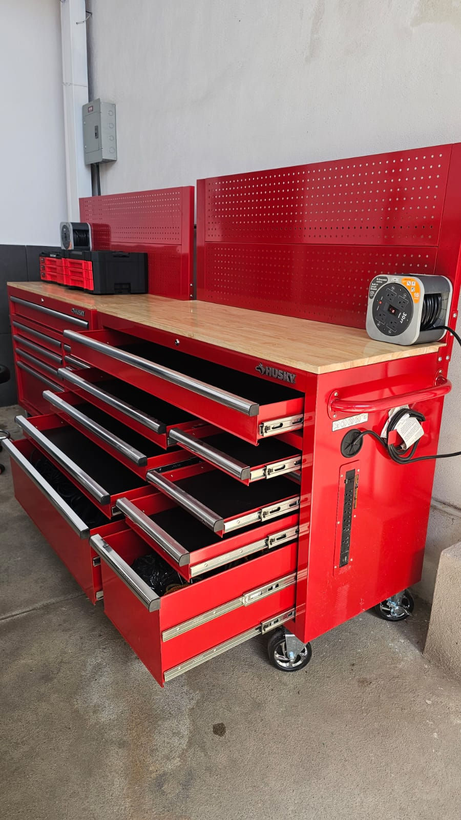 Miniatura: Gabinete de banco de trabajo móvil rojo brillante de 52 pulgadas