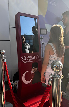 EmKaBooth etkinlik alanında AI Booth kullanan konuklar