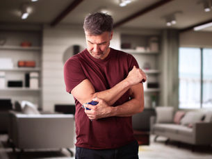 Using ice to reduce elbow pain and inflammation.