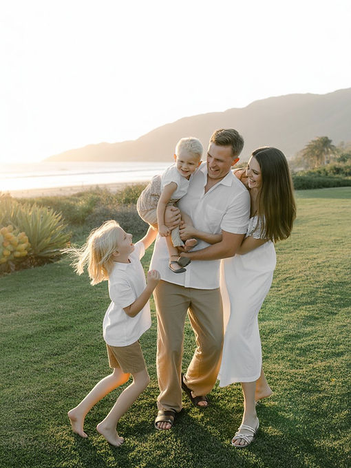 a-joyful-family-photo-session-in-a-sceni_MvgEKL0nRDSwZkov6Xed2Q_COY6KIvYQ-Si_txsBV3Spw.jpe