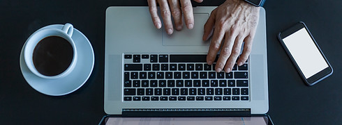 Hombre trabajando con laptop