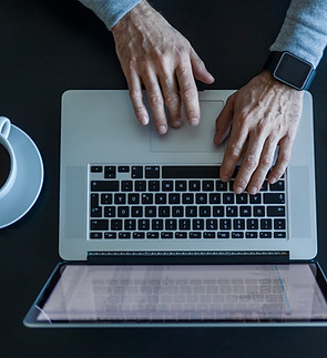 Mann, der mit Laptop arbeitet