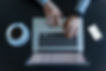 Mann, der mit Laptop arbeitet