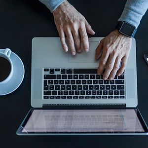 Homem, trabalhando, com, laptop