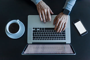 Homem, trabalhando, com, laptop