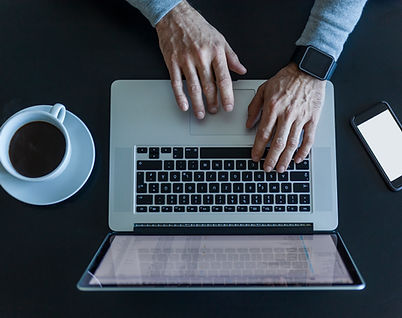 Homem, trabalhando, com, laptop