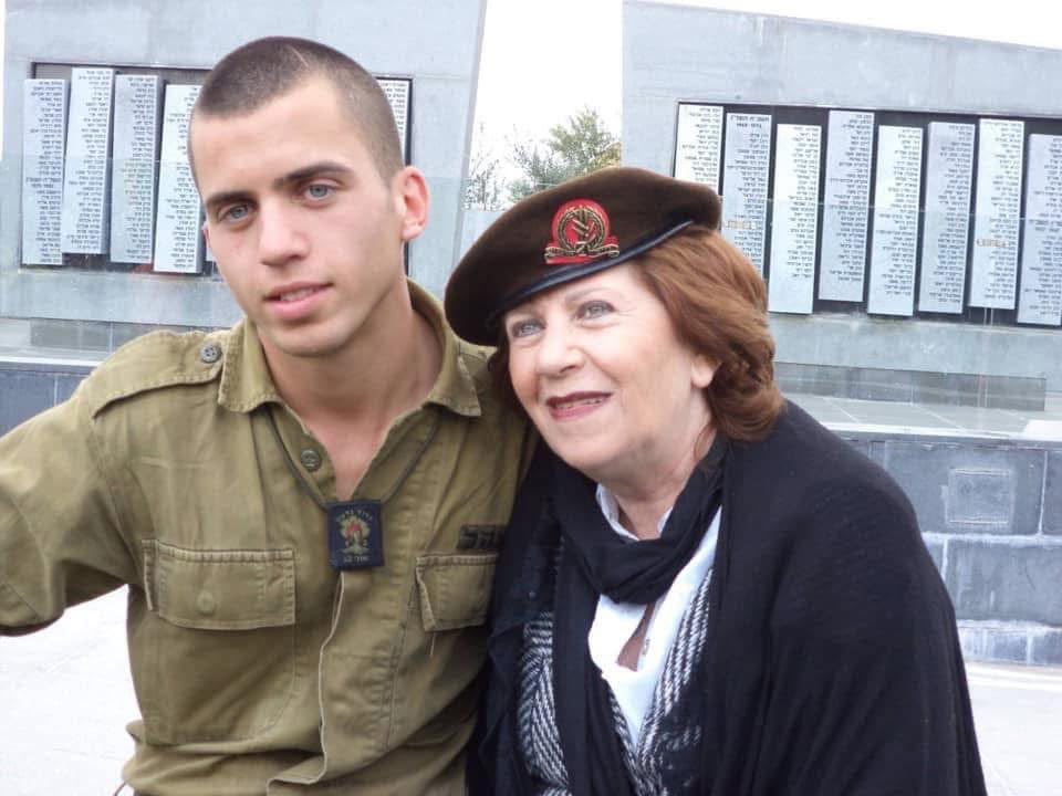 זהבה שאול בטקס הענקת אות מצטיין הנשיא לבנה אורון שאול ז"ל. צילום: אלבום משפחתי