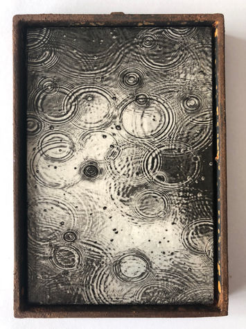 10. hg2080 Counting Raindrops I, tecnica mista su legno con cornice in metallo, 11,5x16 cm 2023.JPEG