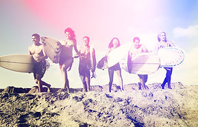 Amis avec des planches de surf