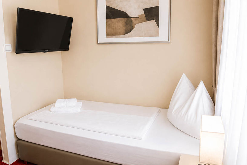 Einzelbett im Doppelzimmer Twin Basic mit Fernseher und Bild