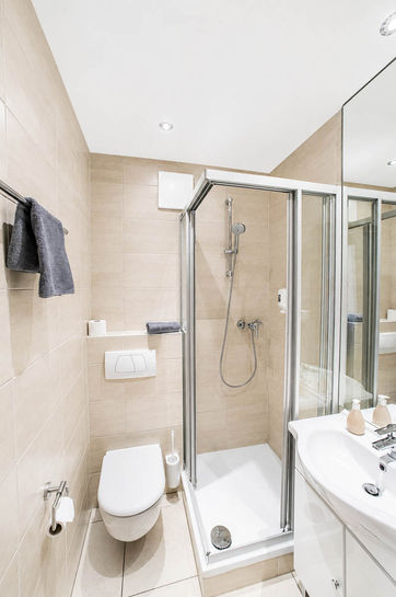 Modernes Badezimmer im Einzelzimmer Piccolo mit Dusche und WC.