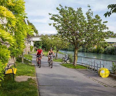 Radfahrer auf dem Drauradweg in Villach