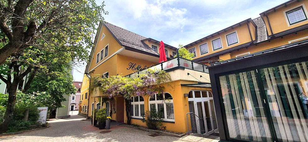 Außenansicht des Hotel Kramer in Villach mit begrüntem Innenbereich