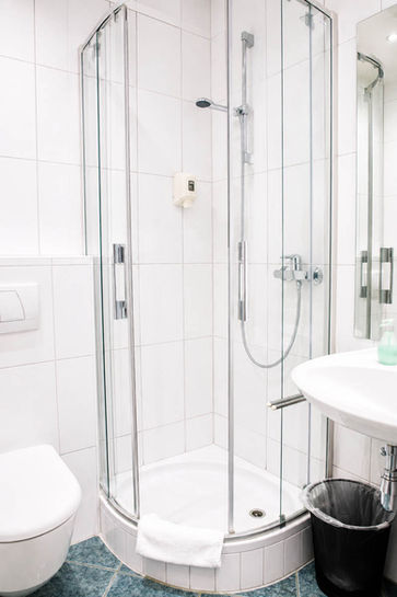 Modernes Badezimmer mit Glasdusche im Doppelzimmer Basic