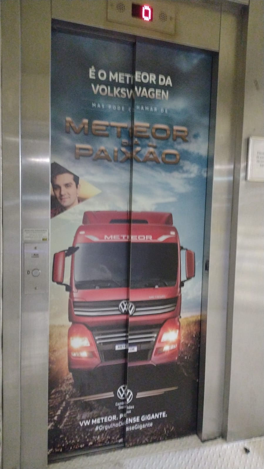 ADESIVAÇÃO PORTA DE ELEVADOR