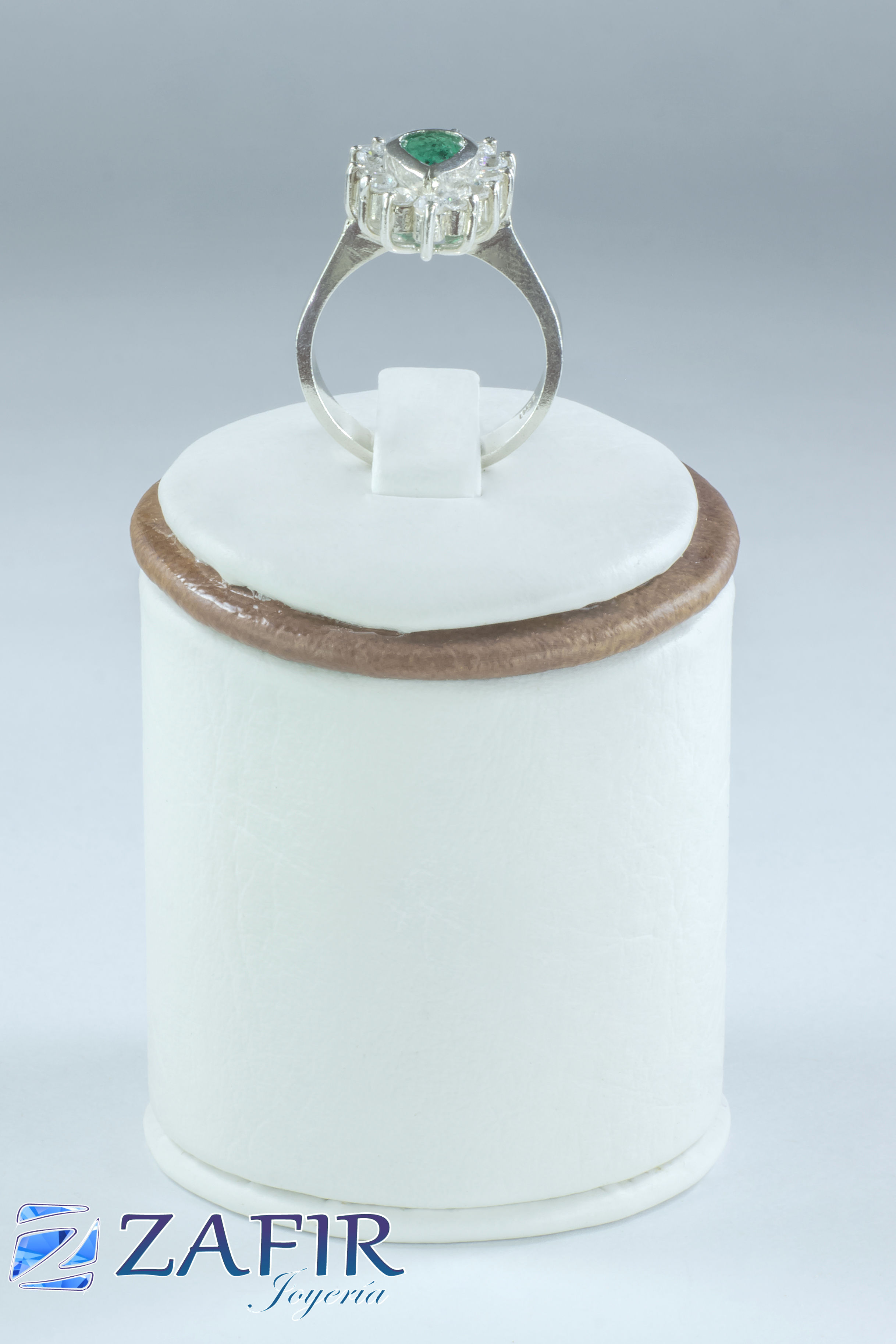 Anillo en plata con esmeralda.