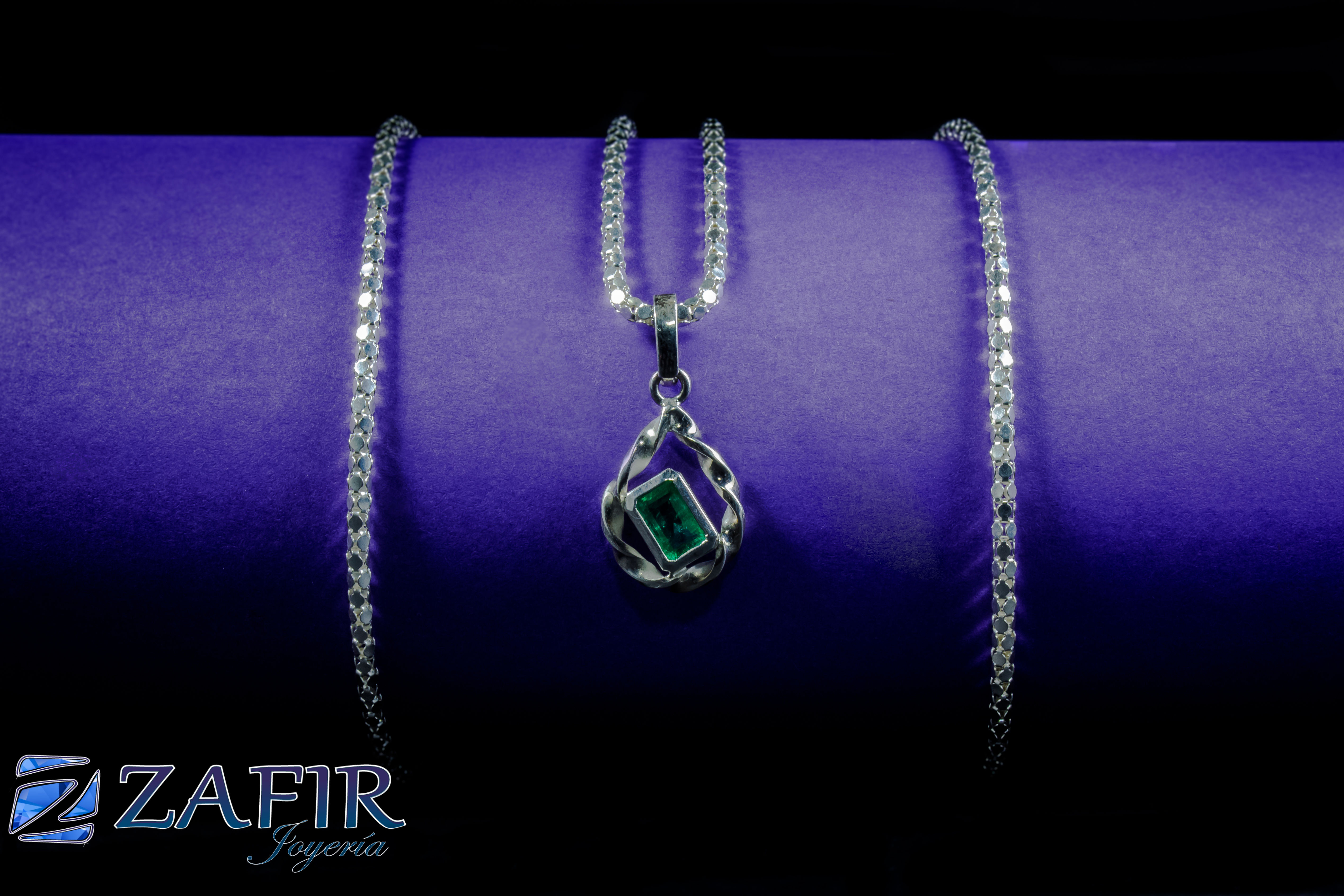 Cadena en plata con dije de esmeralda