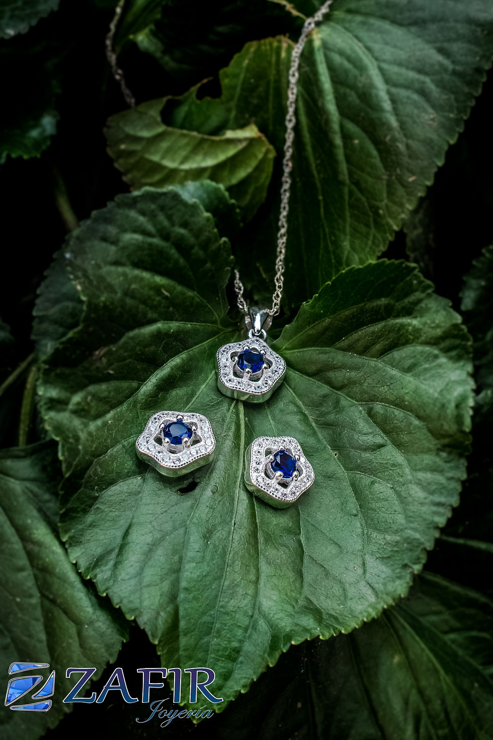 Miniatura: Cadena en plata con dije y arete de esmeralda.