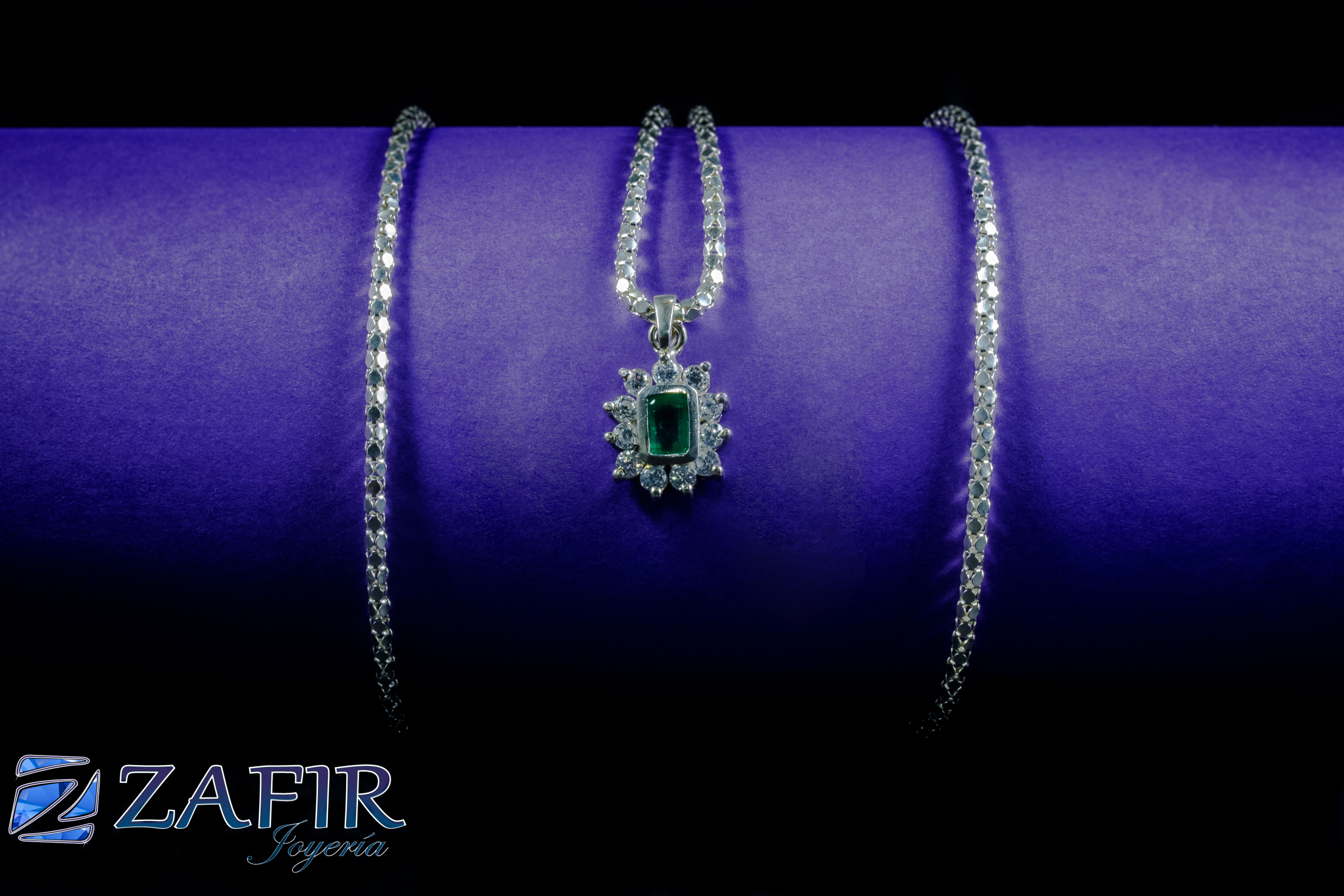 Cadena en plata con dije de esmeralda