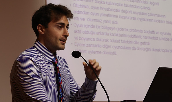 Erdinç Kaygusuz is speaking about digital game activism.
