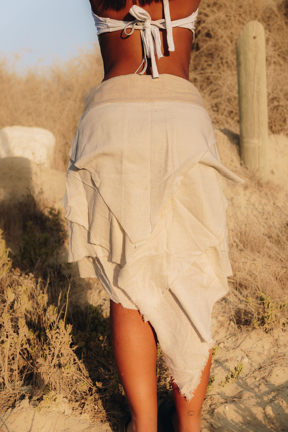 תמונה ממוזערת: אישה עומדת בטבע עם טופ ושמלה בעבודת יד של מיין באזר 10