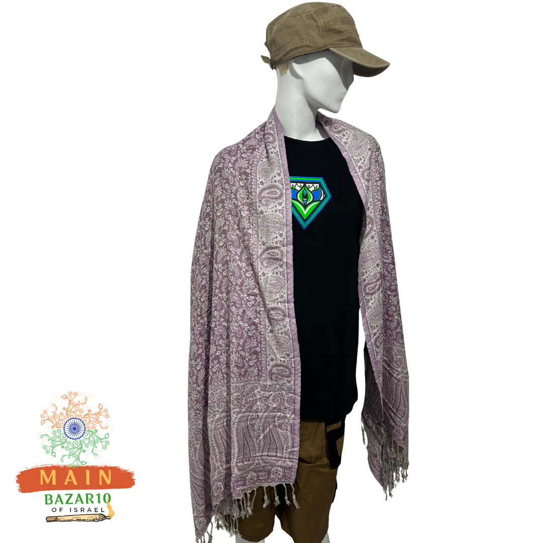 בובה לבושה בצעיף פרחוני, חולצה שחורה וכובע. Main Bazar 10.