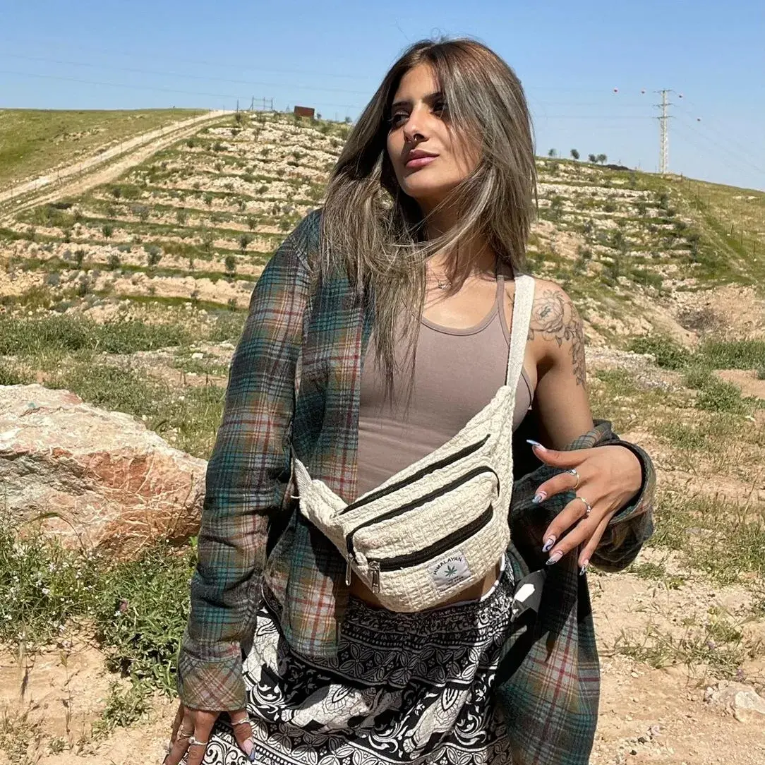 צילום של אישה עם פאוץ' המפ