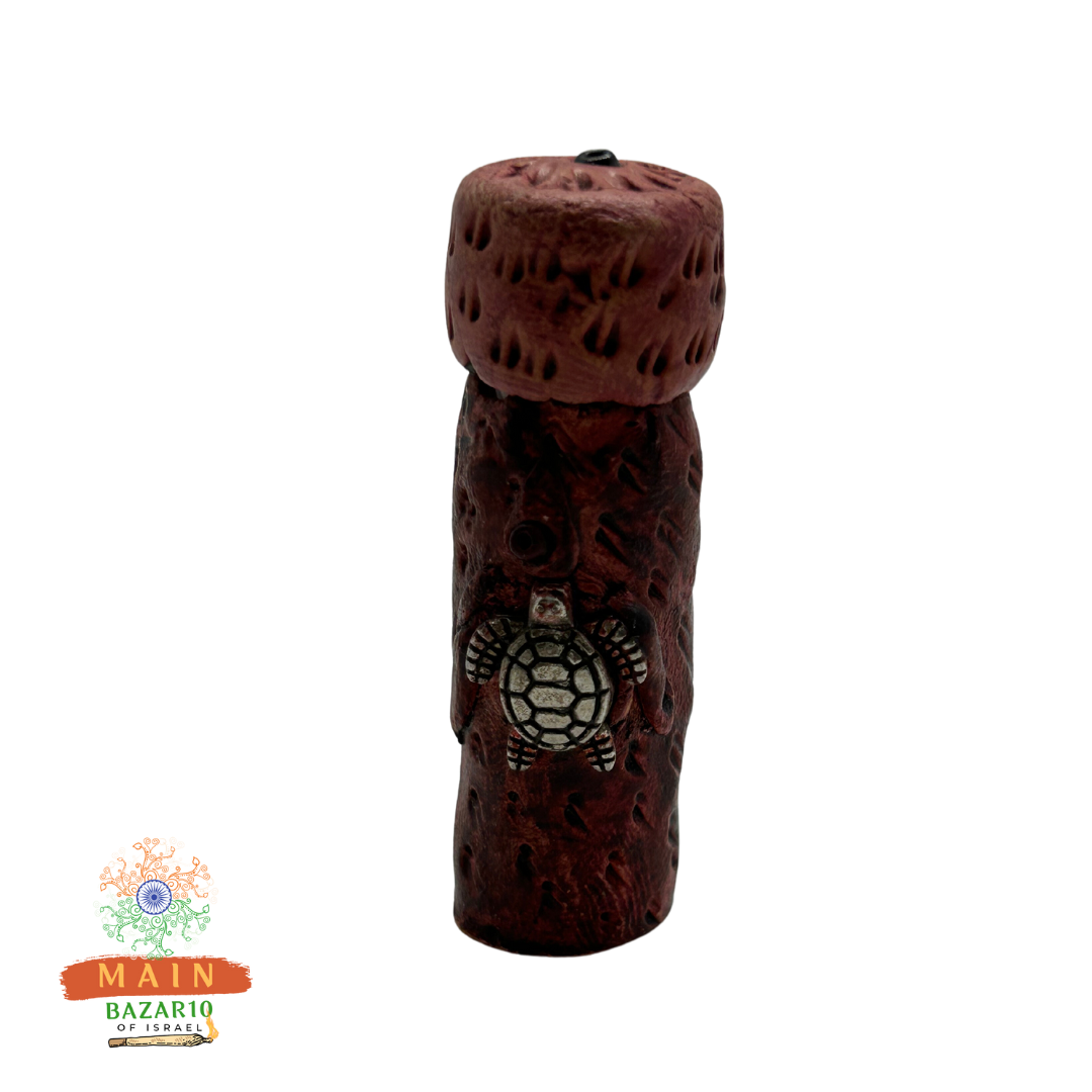 צנצנת קרמיקה חומה עם צב כסוף