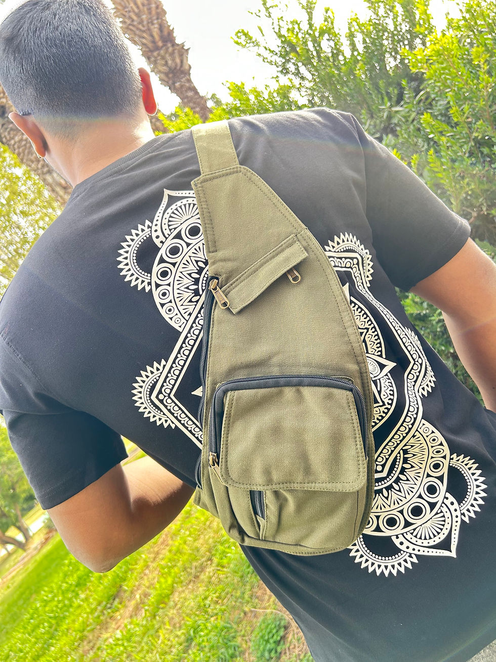 גבר עם תיק צד ירוק, לוגו שחור על חולצה, במקום פתוח, Main Bazar 10