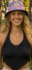 אישה מחייכת עם כובע טמבל צבעוני