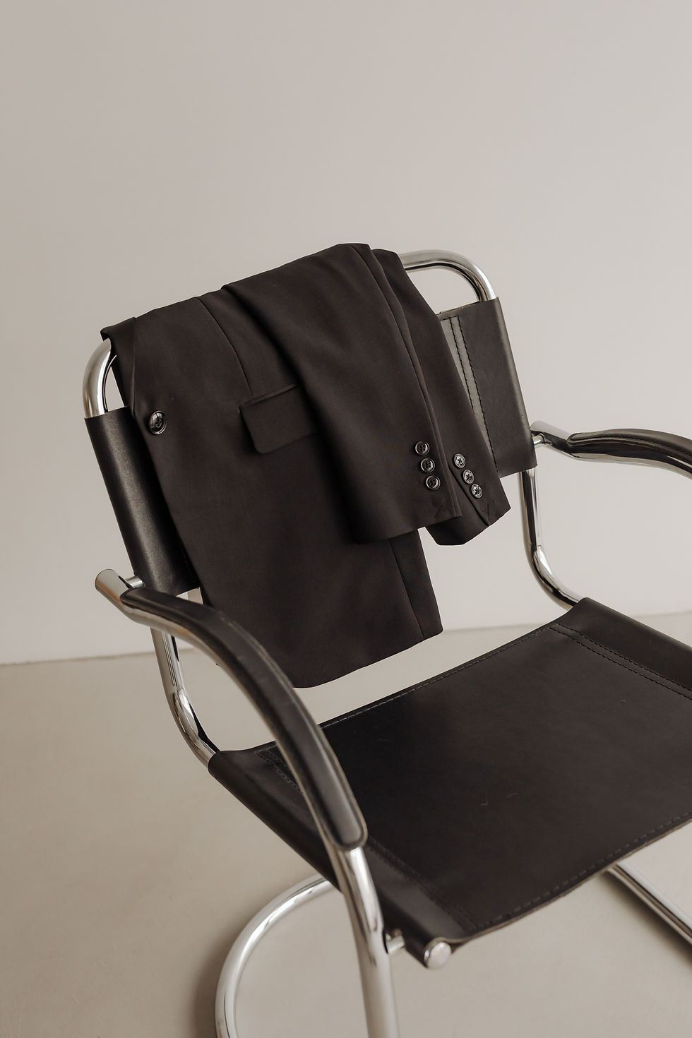 kaboompics_chic-minimalism-black-fashion-accessories-dark-aesthetics-36872.jpg