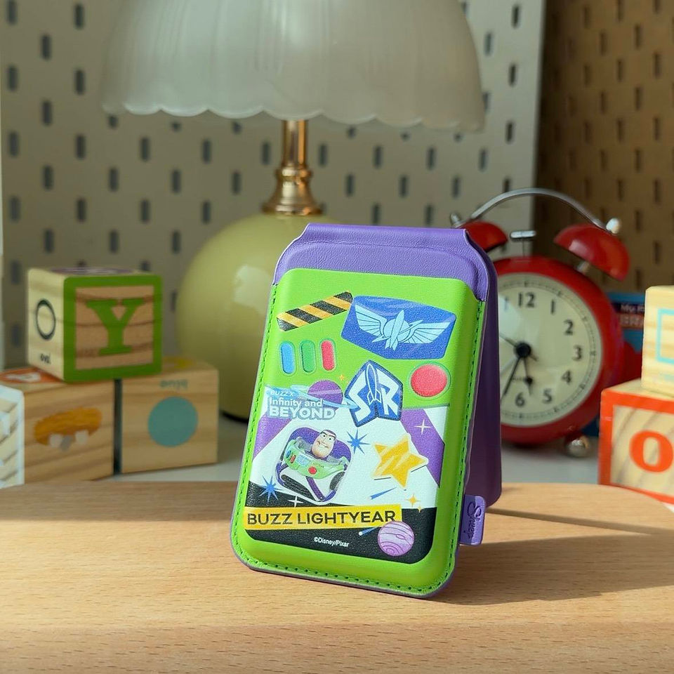 ของใช้คู่เคส toy story ภาค 5 gadget ของเล่น disney pixar ทอย สตอรี่ ดิสนีย์ พิกซาร์ phone accessories ใช้คู่เคส มือถือ โทรศัพท์ ไอโฟน ซัมซุง iphone samsung case buzz lightyear บัซ ไลท์เยียร์ สีเขียว ม่วง ตัวละคร magsafe wallet stand ที่ใส่บัตร ตั้งโต๊ะ กางได้ card holder เรื่องย่อ หนัง ลิขสิทธิ์แท้