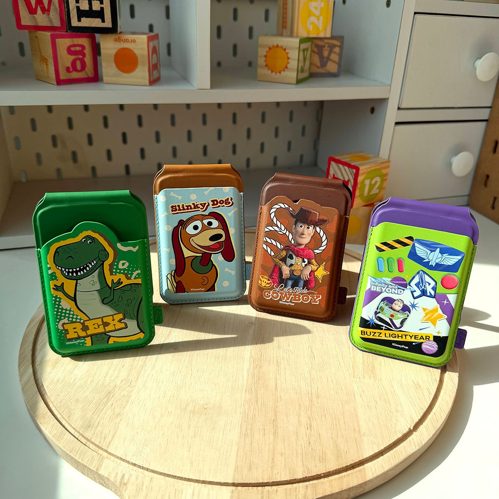 ของใช้คู่เคส toy story ภาค 5 gadget ของเล่น disney pixar ทอย สตอรี่ ดิสนีย์ พิกซาร์ มือถือ โทรศัพท์ ไอโฟน ซัมซุง iphone samsung case woody วู้ดดี้ buzz lightyear บัซ ไลท์เยียร์ rex ไดโนเสาร์ เร็กซ์ slinky dog หมา สลิงกี้ ตัวละคร phone accessories magsafe wallet stand ที่ใส่บัตร ตั้งโต๊ะ card holder เรื่องย่อ หนัง ลิขสิทธิ์แท้ ลายน่ารัก สีน้ำตาล เขียว ฟ้า ม่วง