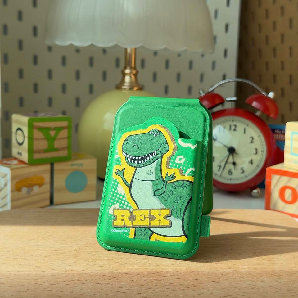ของใช้คู่เคส toy story ภาค 5 gadget ของเล่น disney pixar ทอย สตอรี่ ดิสนีย์ พิกซาร์ phone accessories ใช้คู่เคส มือถือ โทรศัพท์ ไอโฟน ซัมซุง iphone samsung case rex เร็กซ์ ไดโนเสาร์ สีเขียว ตัวละคร magsafe wallet stand ที่ใส่บัตร ตั้งโต๊ะ กางได้ card holder เรื่องย่อ หนัง ลิขสิทธิ์แท้