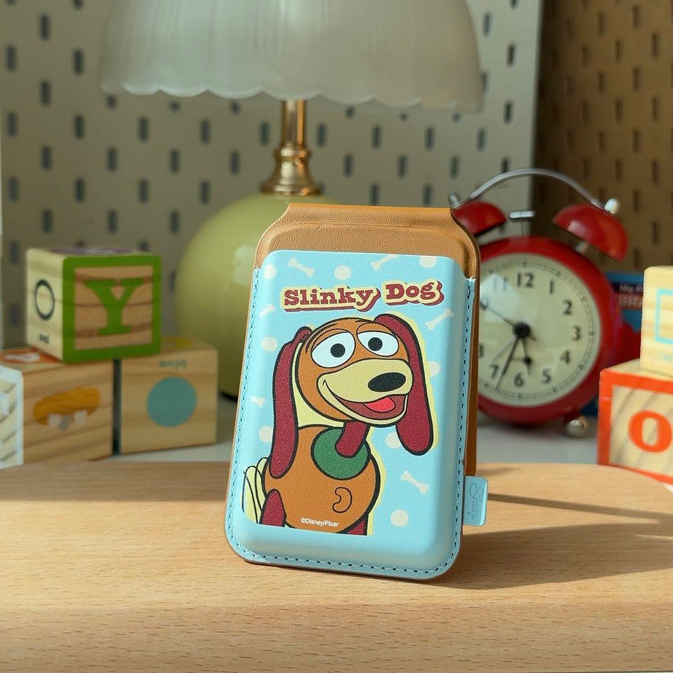 ของใช้คู่เคส toy story ภาค 5 gadget ของเล่น disney pixar ทอย สตอรี่ ดิสนีย์ พิกซาร์ phone accessories ใช้คู่เคส มือถือ โทรศัพท์ ไอโฟน ซัมซุง iphone samsung case slinky dog สลิงกี้ หมา สีฟ้า น้ำตาล ตัวละคร magsafe wallet stand ที่ใส่บัตร ตั้งโต๊ะ กางได้ card holder เรื่องย่อ หนัง ลิขสิทธิ์แท้
