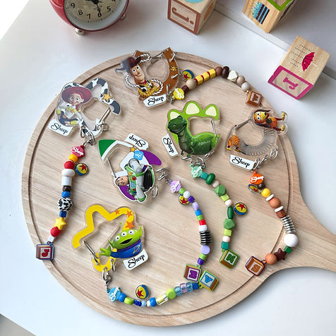 Toy Story 5 Charm woody buzz lightyear วูดดี้ บัซ ไลท์เยียร์ Slinky Dog สลิงกี้ ด็อก Rex เร็กซ์ Aliens เอเลี่ยน Little Green Men Jessie เจสซี่ ของเล่น ลิขสิทธิ์แท้ Disney Pixar ดิสนีย์ ทอย สตอรี่ Accessories ของสะสม น่ารัก carabiner อะคริลิก ห้อยกระเป๋า พวงกุญแจ snapper กล่องสุ่ม blind box พร้อมส่ง